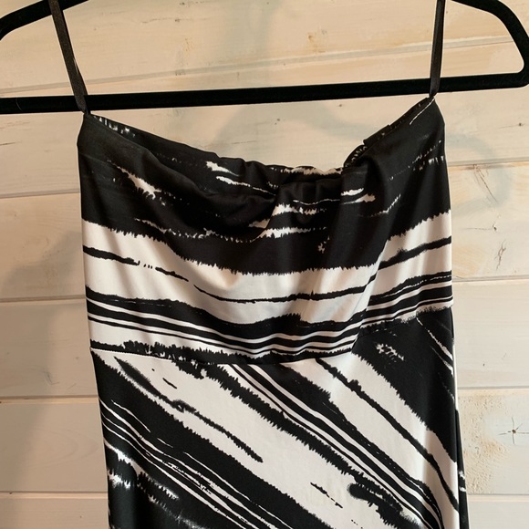 Alyn Paige | Strapless Black & White Dress - Picture 3 of 4